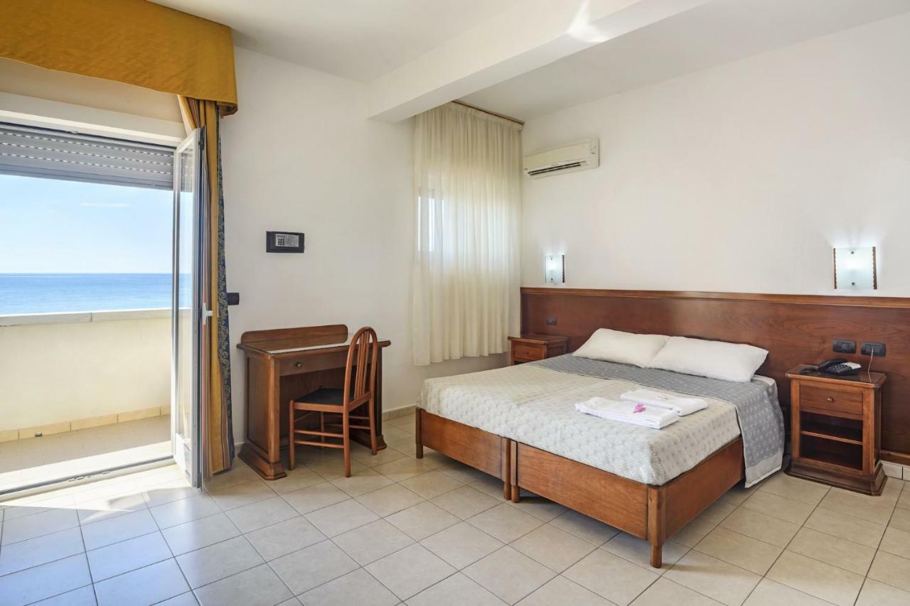 Hotel Dei Bizantini & Villaggio Campo Dei Messapi San Pietro in Bevagna Zewnętrze zdjęcie